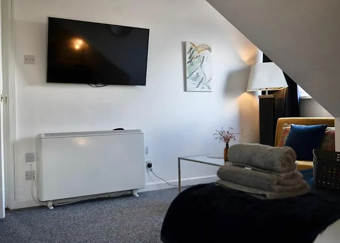 Modern Cozy 2-Bedroom Family Friendly