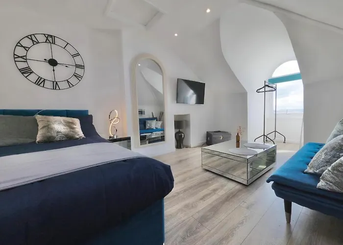 Modern Cozy 2-Bedroom Family Friendly